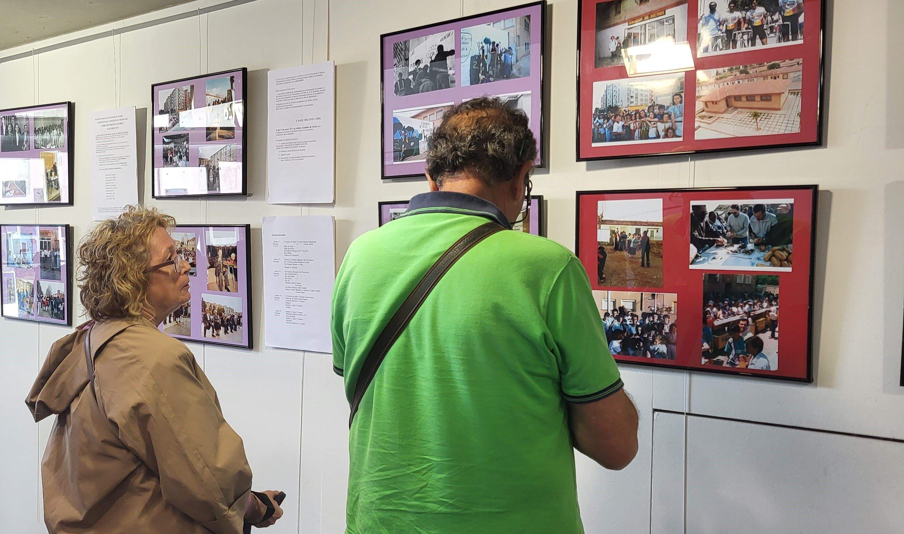  Visita guiada a la exposición "50 años haciendo barrio". Foto Myriam Martínez