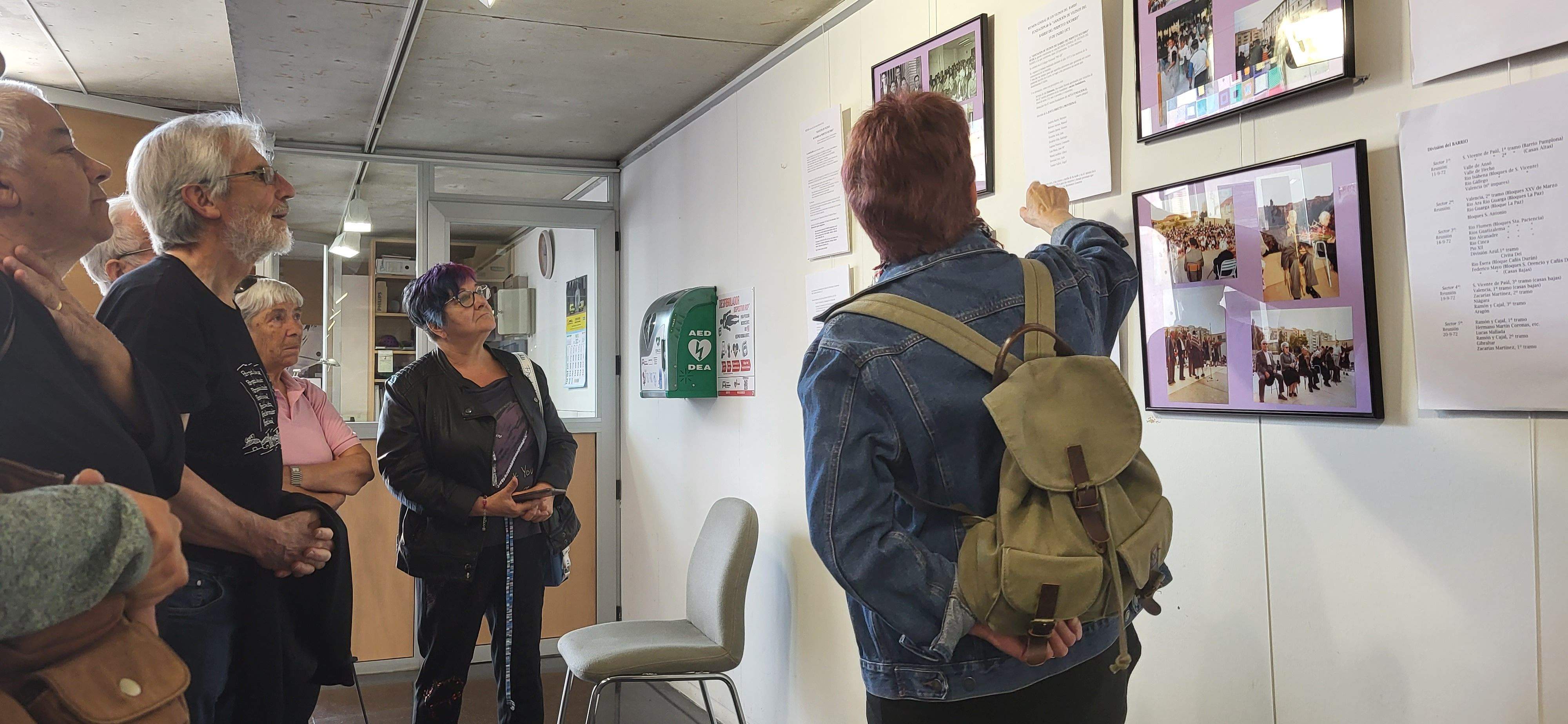  Visita guiada a la exposición "50 años haciendo barrio". Foto Myriam Martínez