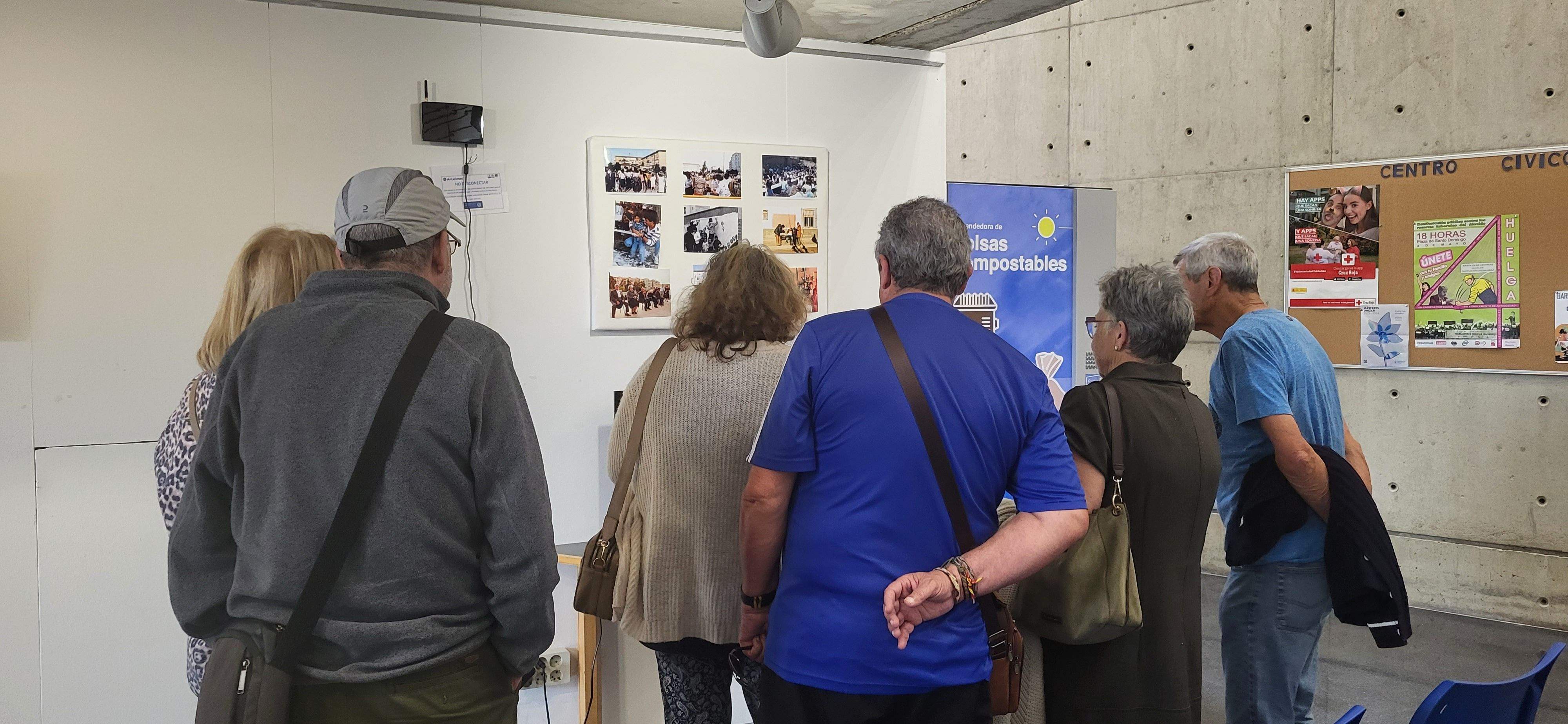  Visita guiada a la exposición "50 años haciendo barrio". Foto Myriam Martínez