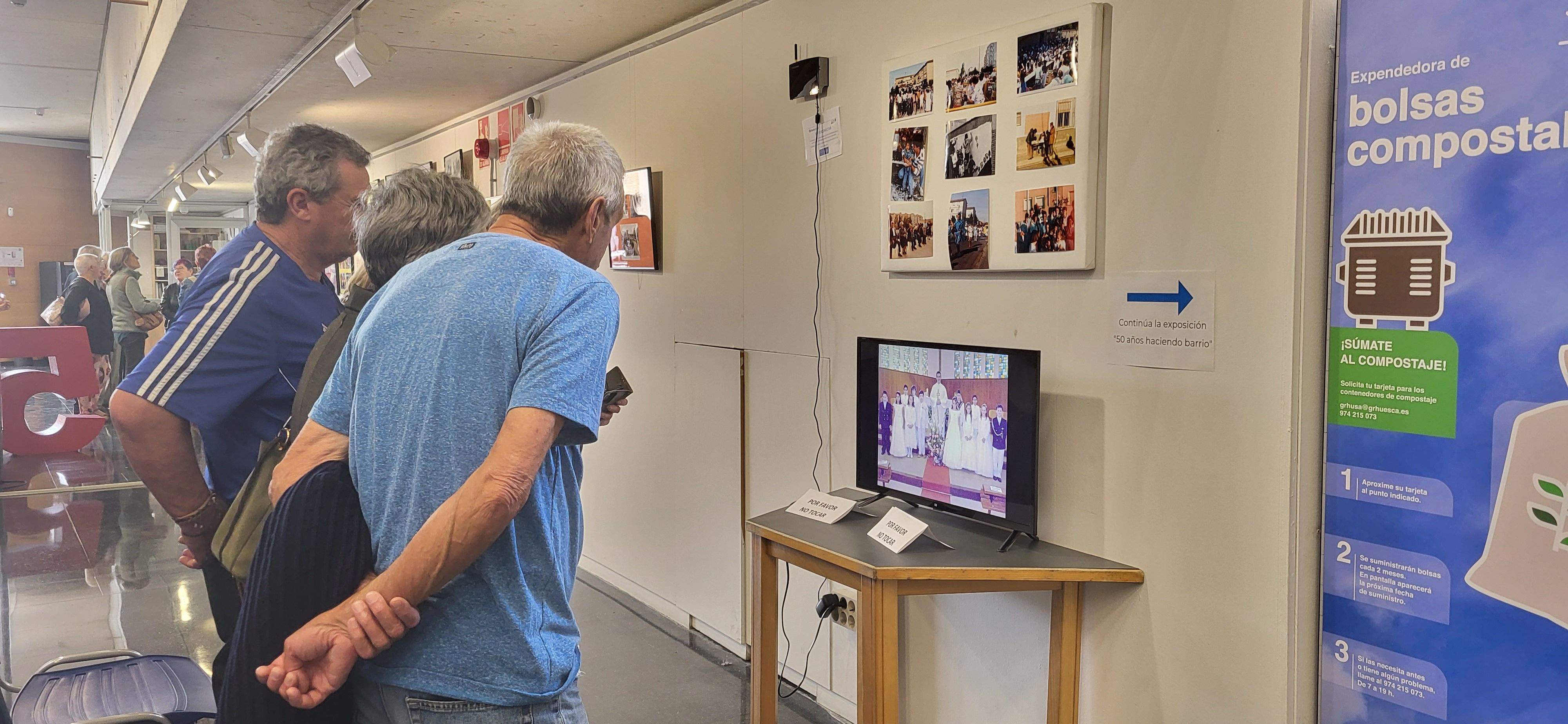  Visita guiada a la exposición "50 años haciendo barrio". Foto Myriam Martínez