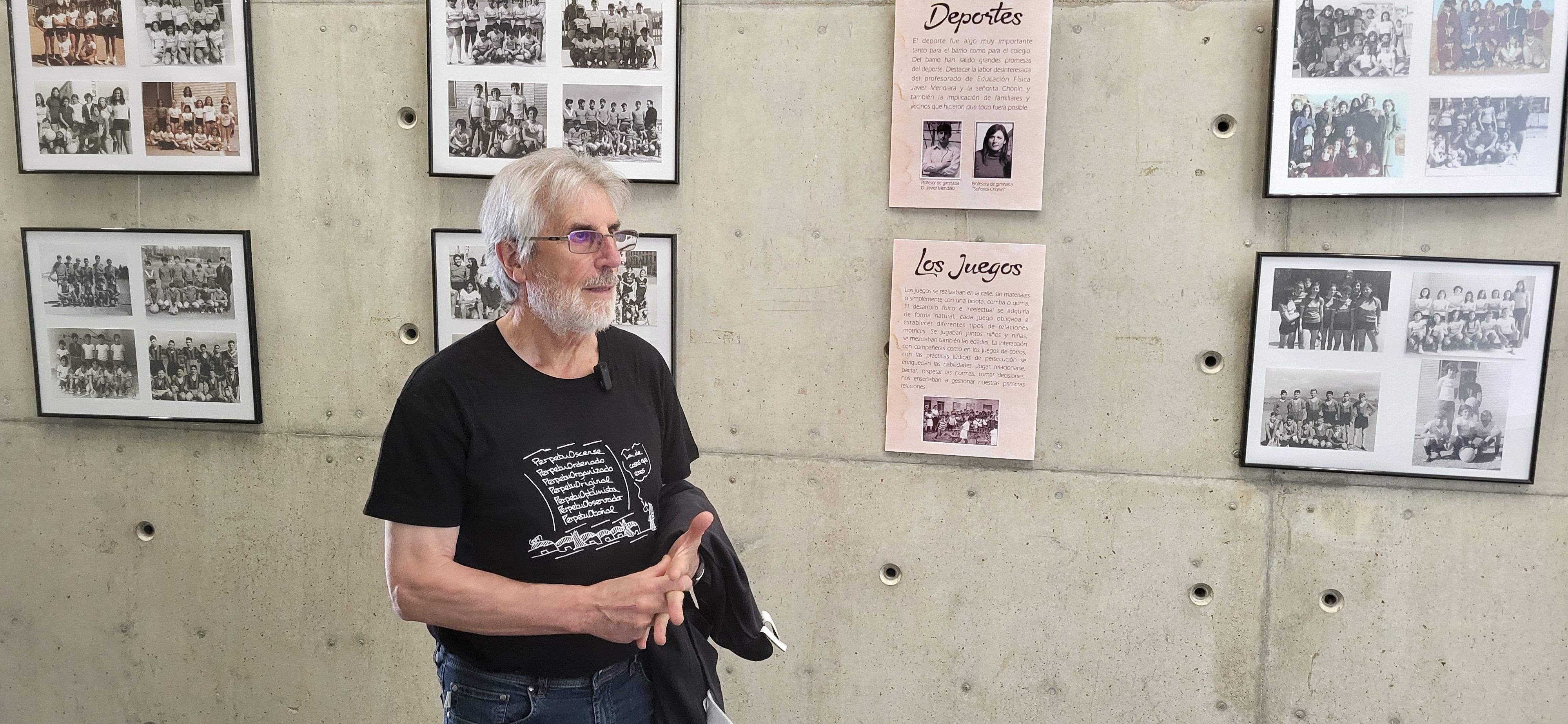 Javier Mendiara.  Visita guiada a la exposición "50 años haciendo barrio". Foto Myriam Martínez