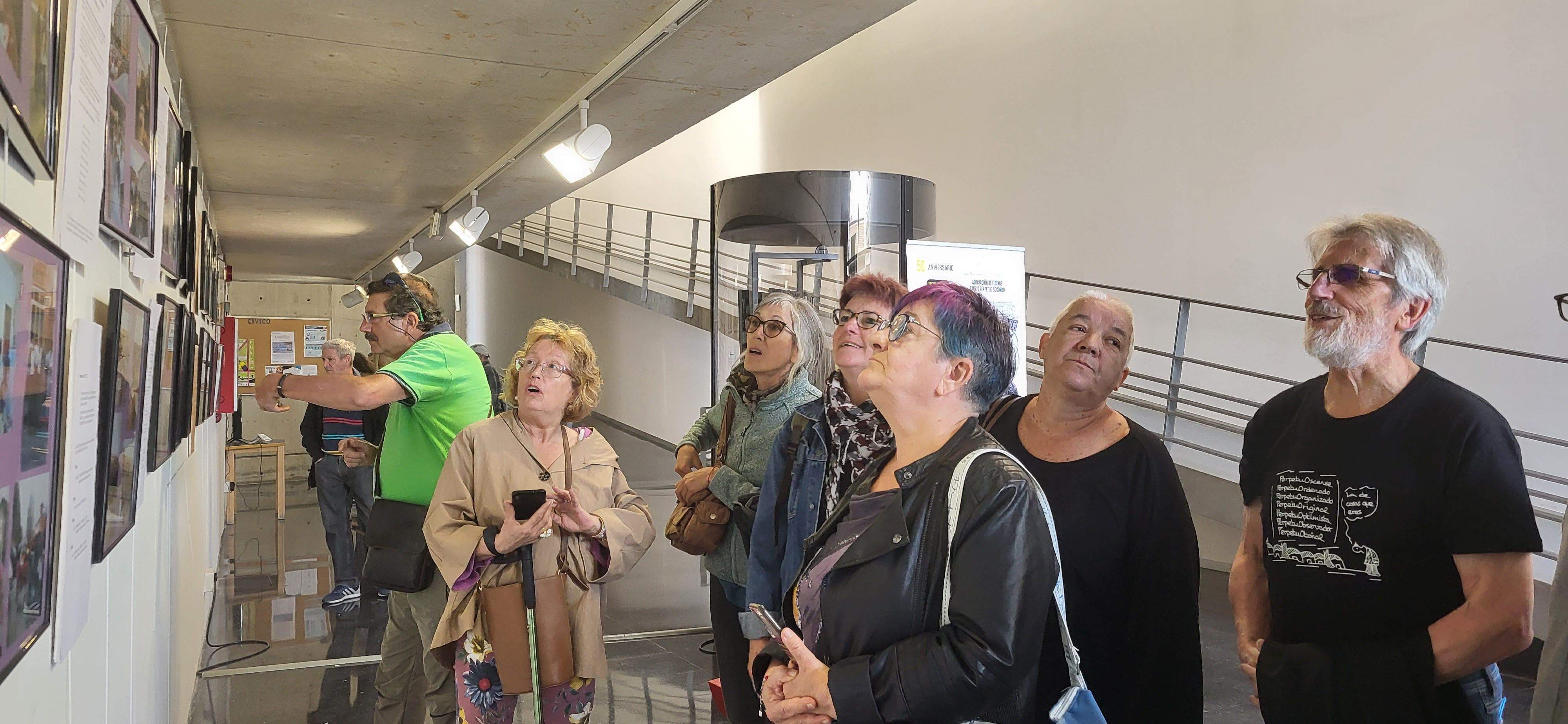  Visita guiada a la exposición "50 años haciendo barrio". Foto Myriam Martínez