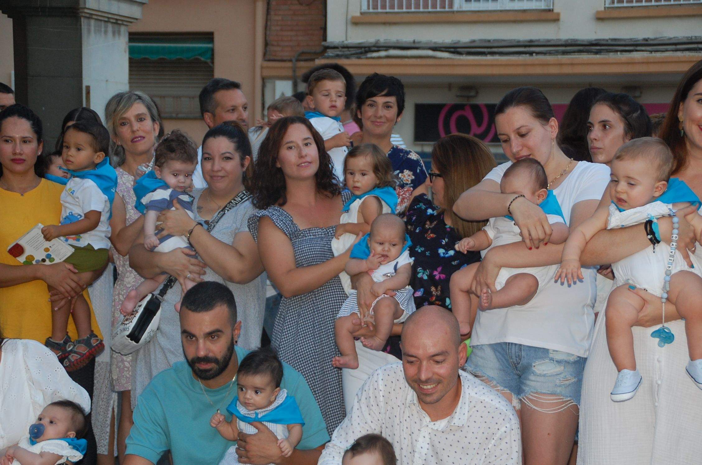 Los pequeños con sus primeras pañoletas de las fiestas de San Antolín (1)