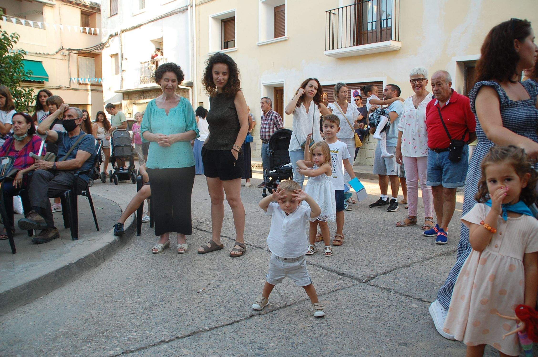 Los pequeños con sus primeras pañoletas de las fiestas de San Antolín (6)