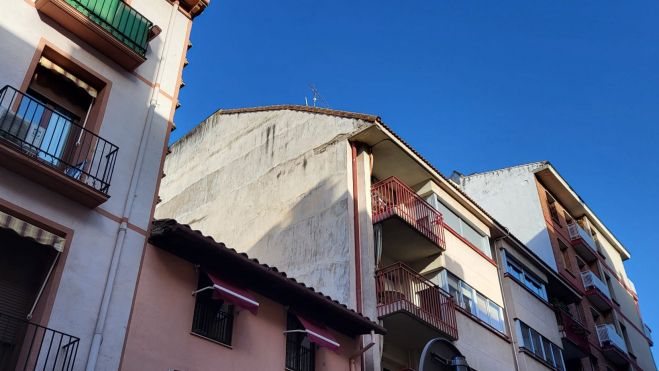 Imagen de la fachada de la calle Padre Huesca donde se ha producido la caída de cascotes.