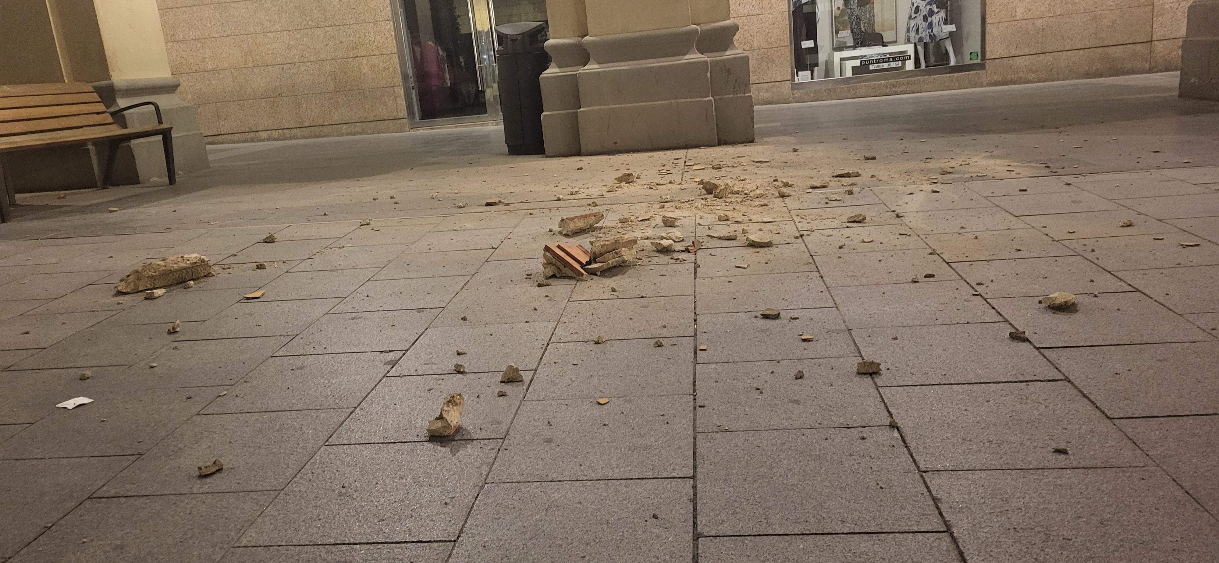 Se desploma parte de un balcón sobre la céntrica calle los Porches de Galicia de Huesca