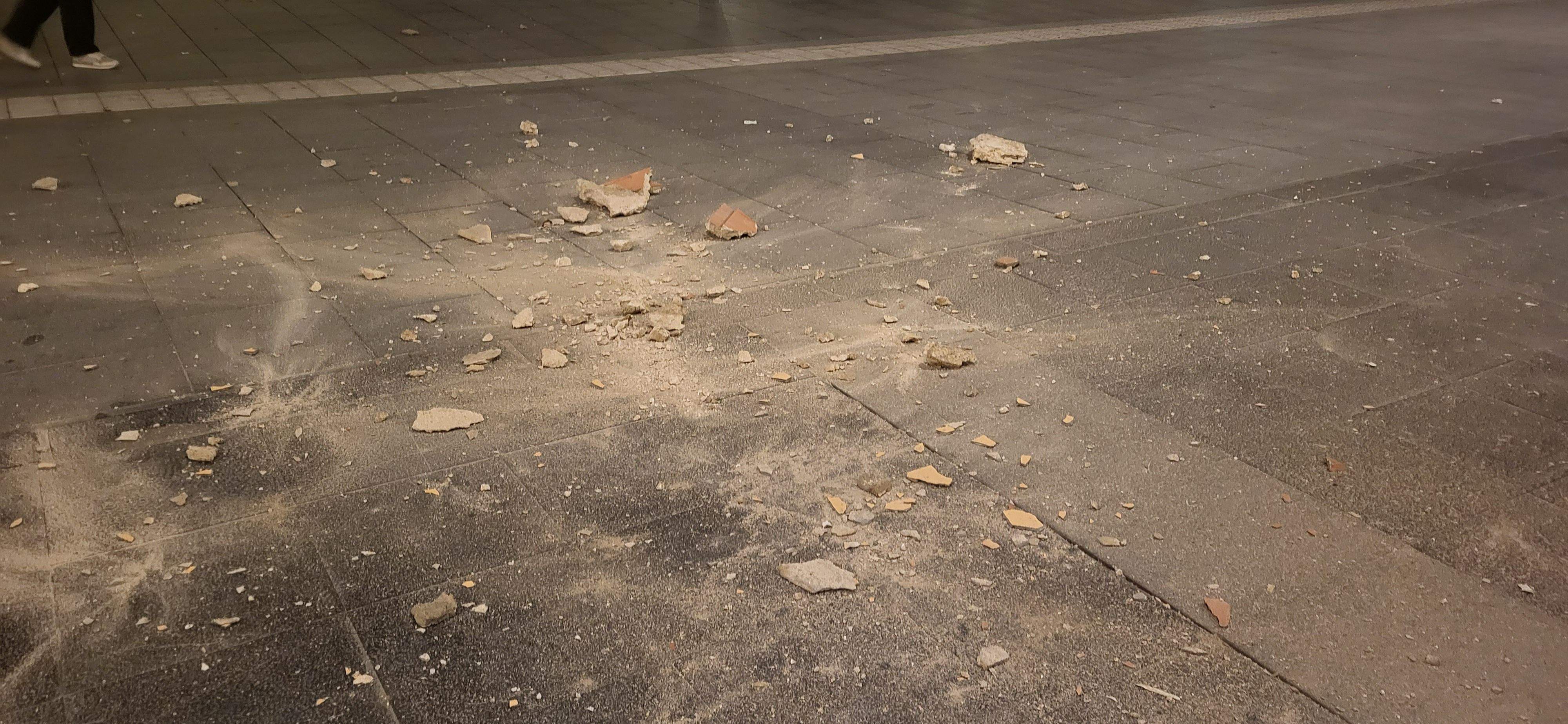 Caída un trozo de balcón en los Porches de Galicia de Huesca. Foto Myriam Martínez