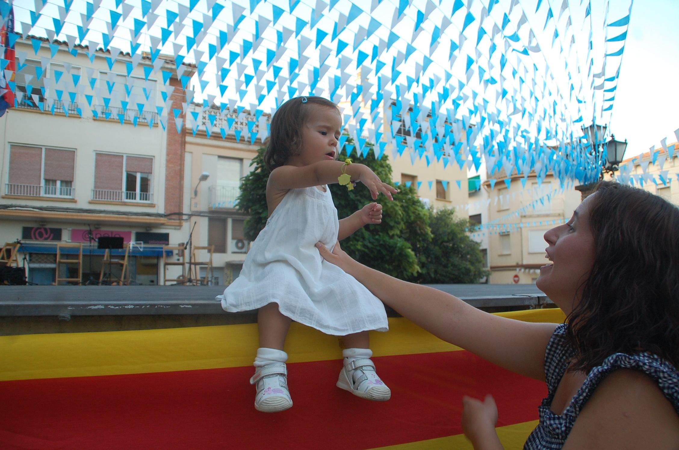 Los pequeños con sus primeras pañoletas de las fiestas de San Antolín (1)