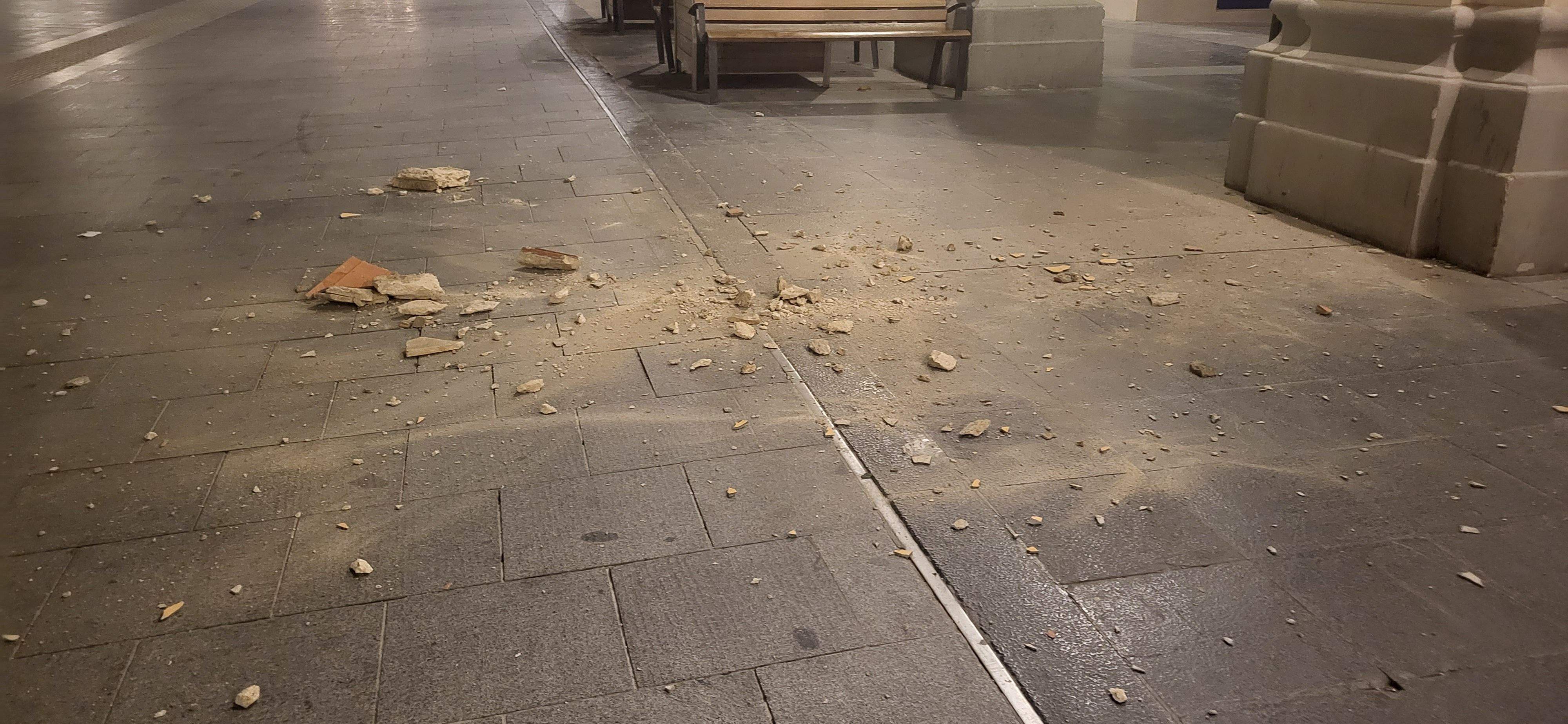 Caída un trozo de balcón en los Porches de Galicia de Huesca. Foto Myriam Martínez