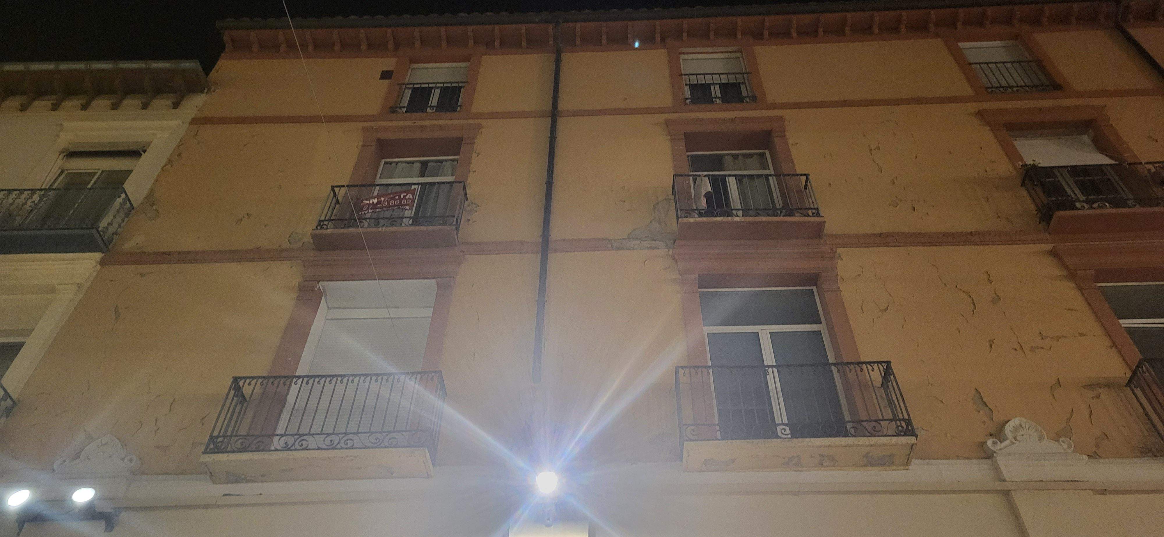 Caída un trozo de balcón en los Porches de Galicia de Huesca. Foto Myriam Martínez