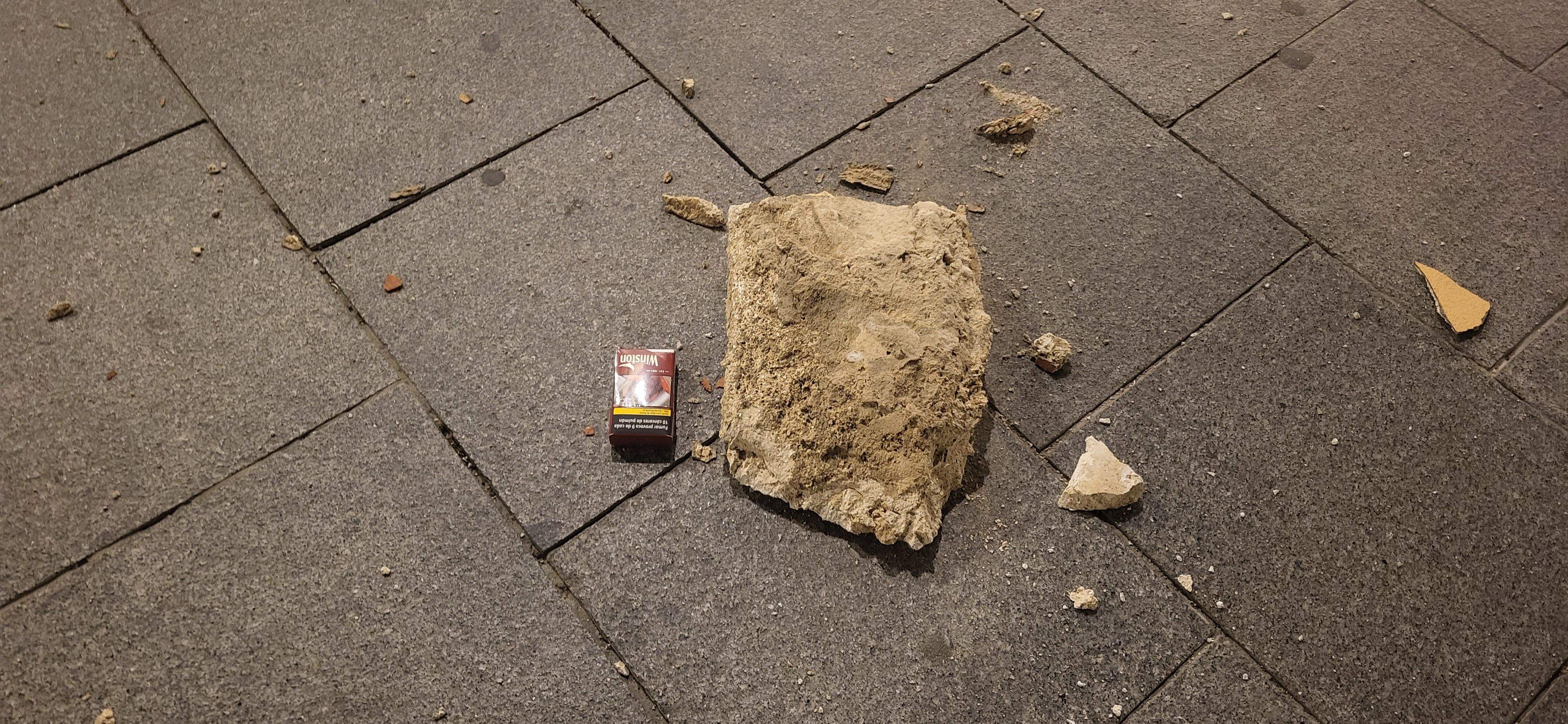 Caída un trozo de balcón en los Porches de Galicia de Huesca. Foto Myriam Martínez