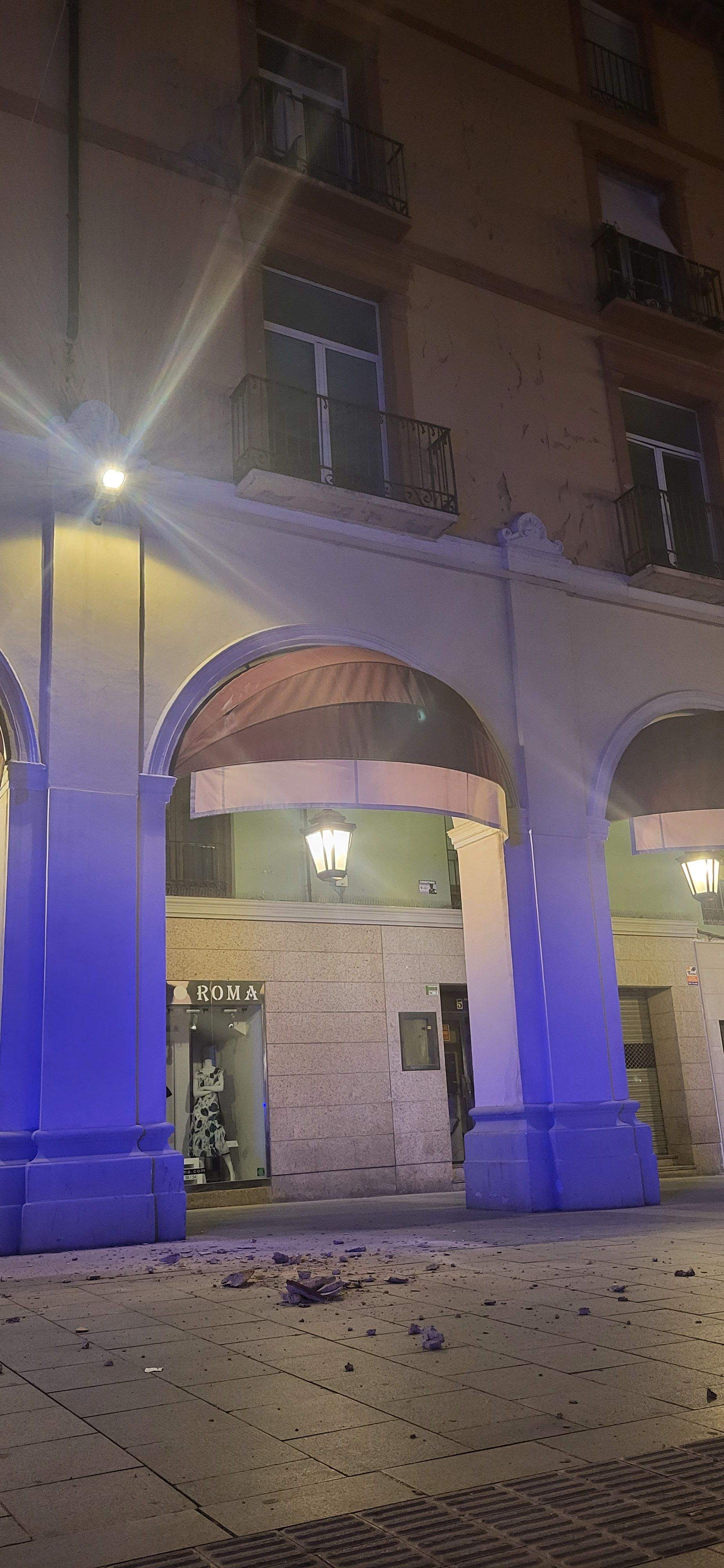 Caída un trozo de balcón en los Porches de Galicia de Huesca. Foto Myriam Martínez