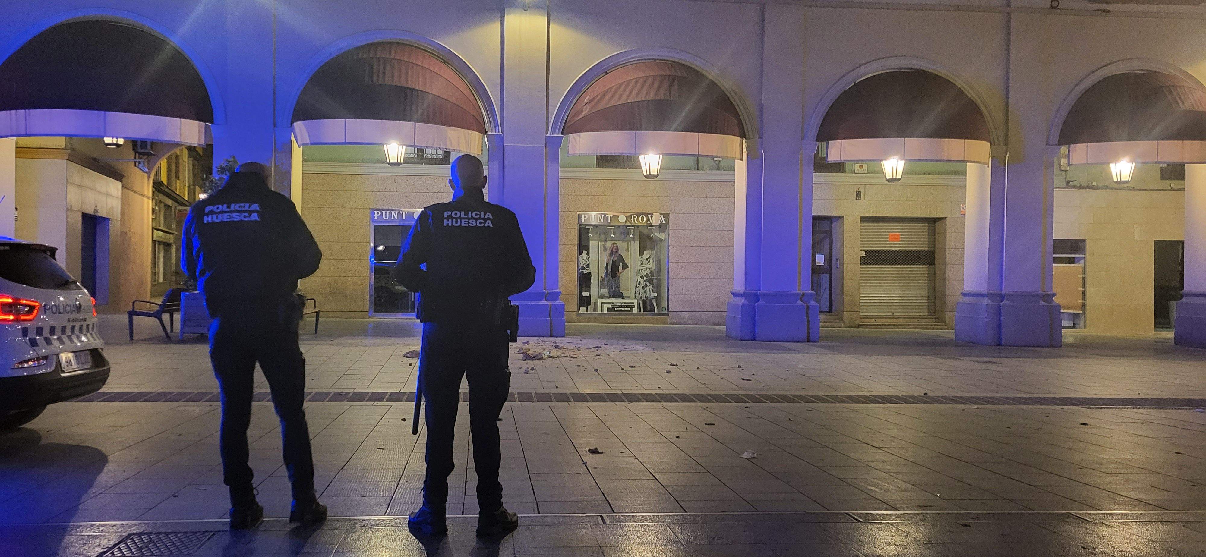 Caída un trozo de balcón en los Porches de Galicia de Huesca. Foto Myriam Martínez