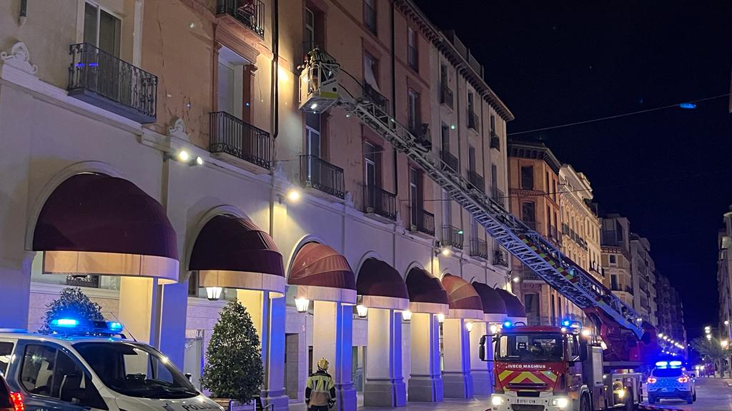 Caída un trozo de balcón en la los Porches de Galicia de Huesca. Foto: Mercedes Manterola