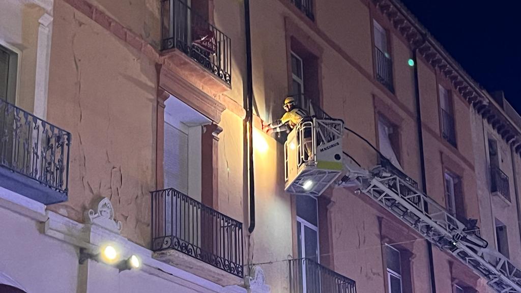 Caída un trozo de balcón en los Porches de Galicia de Huesca. Foto: Mercedes Manterola