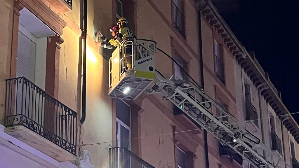 Caída un trozo de balcón en los Porches de Galicia de Huesca. Foto: Mercedes Manterola