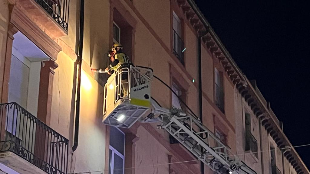 Caída un trozo de balcón en los Porches de Galicia de Huesca. Foto: Mercedes Manterola