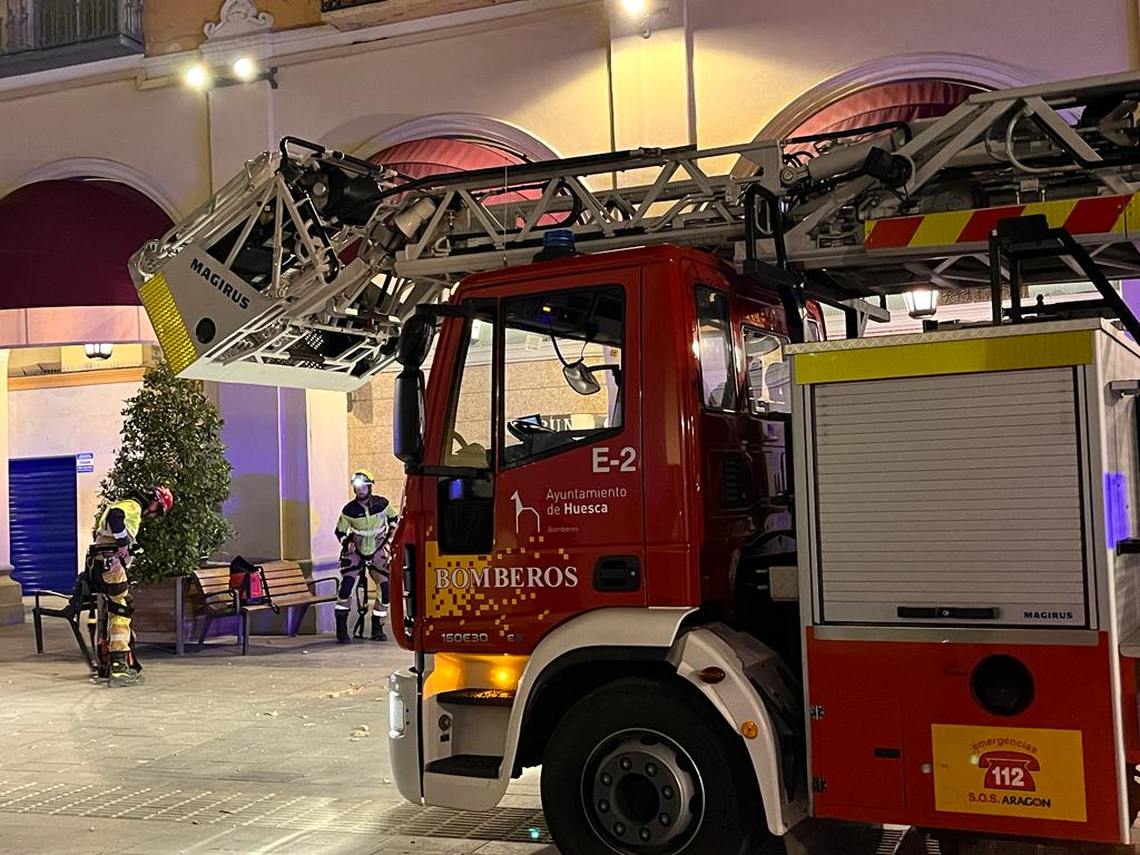 Caída un trozo de balcón en los Porches de Galicia de Huesca. Foto: Mercedes Manterola