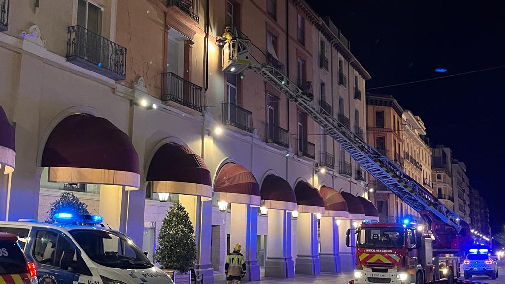 Caída un trozo de balcón en los Porches de Galicia de Huesca. Foto: Mercedes Manterola