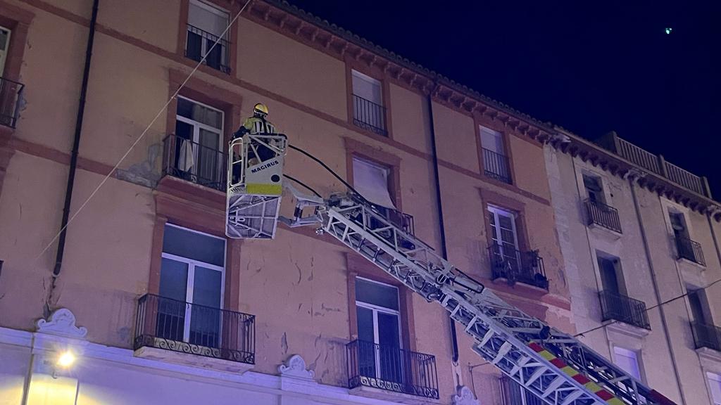 Caída un trozo de balcón en los Porches de Galicia de Huesca. Foto: Mercedes Manterola