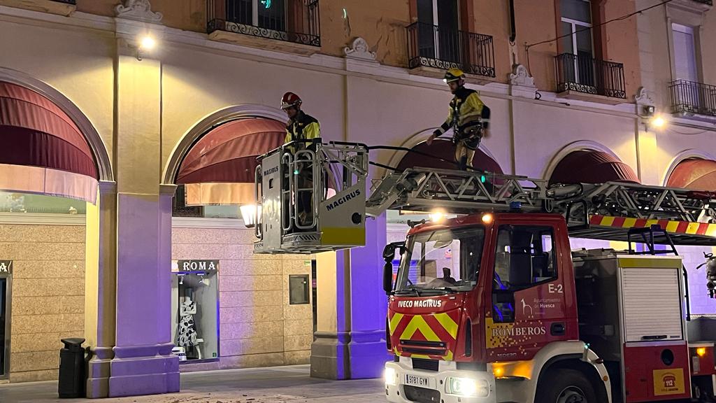 Caída un trozo de balcón en los Porches de Galicia de Huesca. Foto: Mercedes Manterola