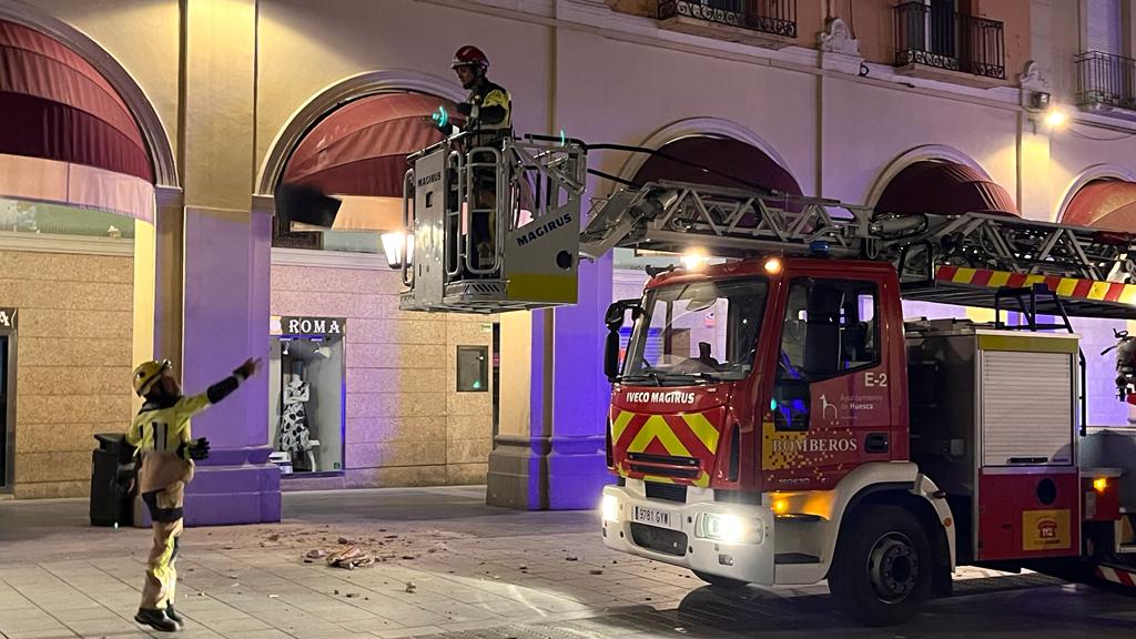 Caída un trozo de balcón en los Porches de Galicia de Huesca. Foto: Mercedes Manterola