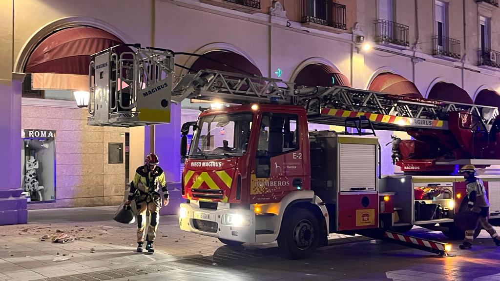 Caída un trozo de balcón en los Porches de Galicia de Huesca. Foto: Mercedes Manterola