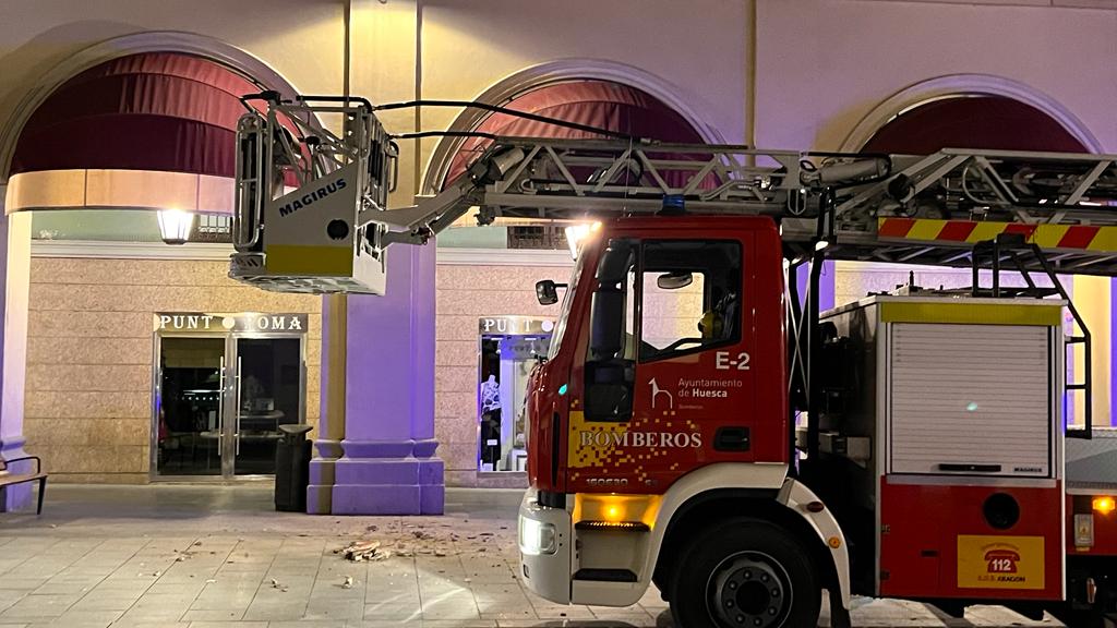 Caída un trozo de balcón en los Porches de Galicia de Huesca. Foto: Mercedes Manterola