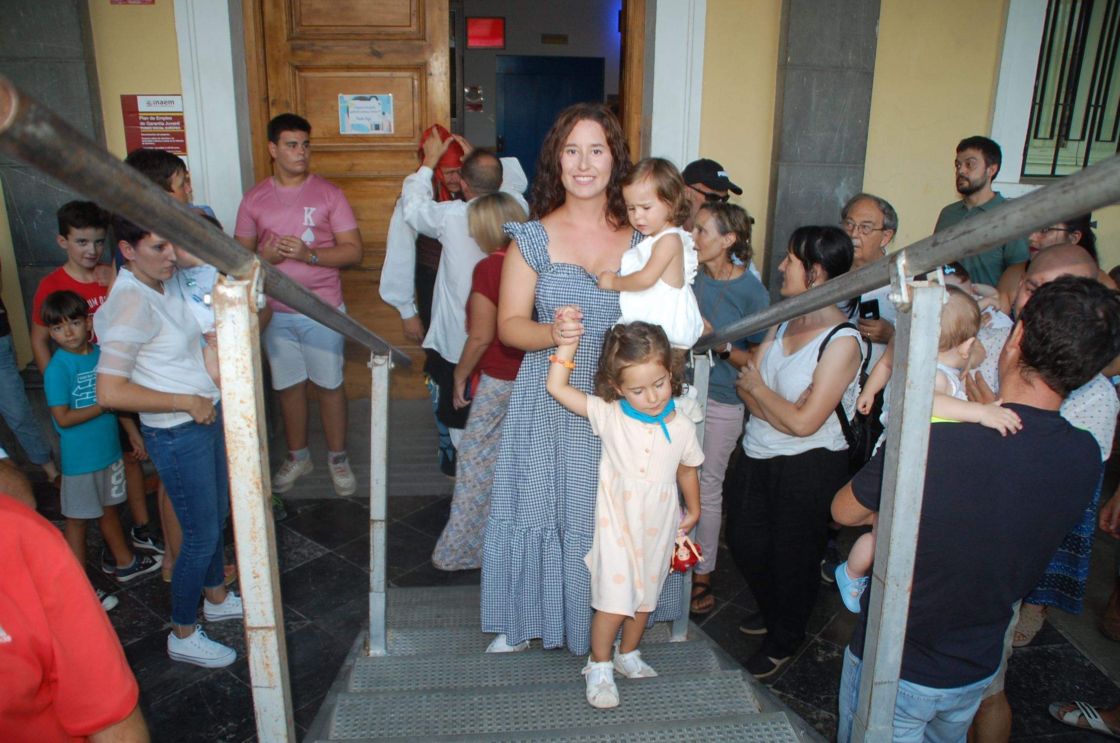 Los pequeños con sus primeras pañoletas de las fiestas de San Antolín (3)