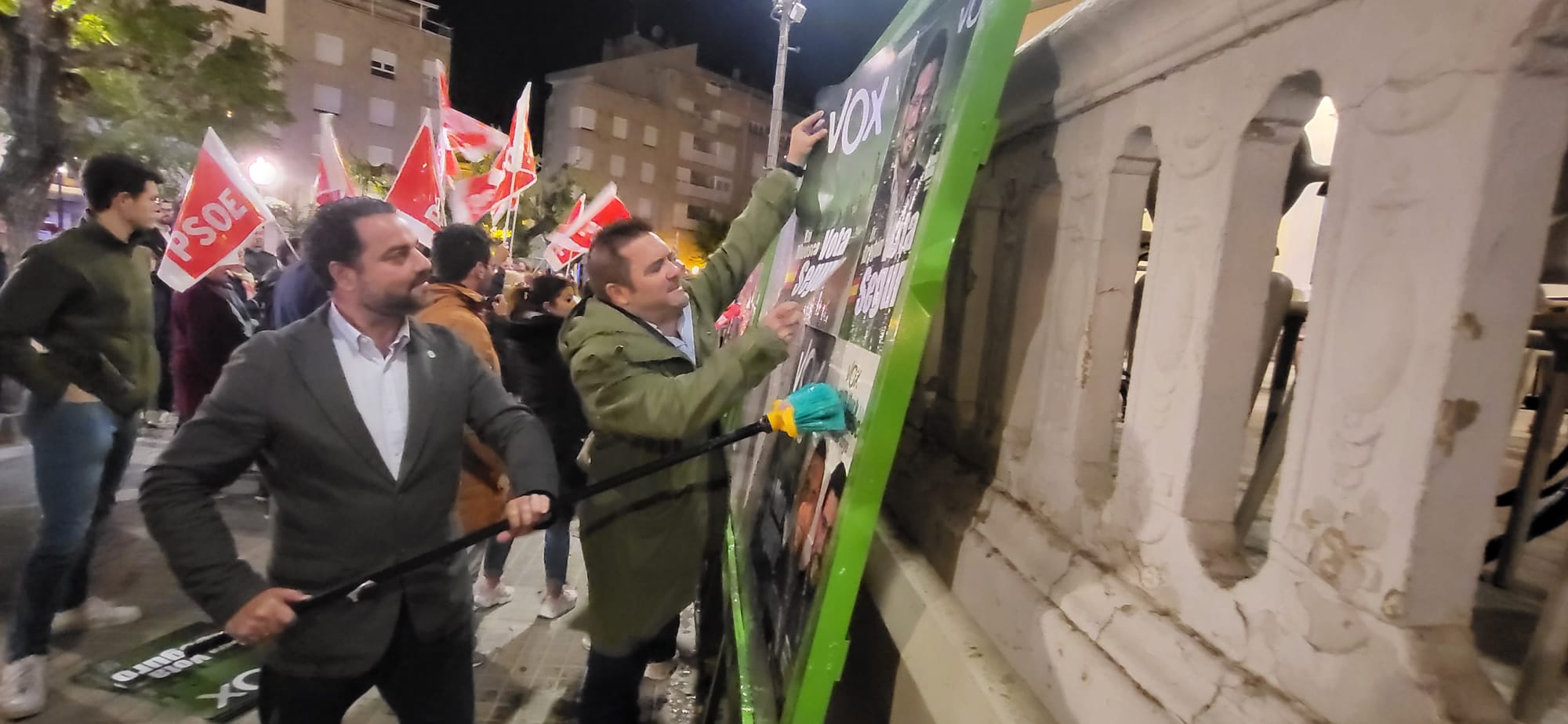 Antonio Laborda y David Arranz, de VOX, pegan los primeros carteles