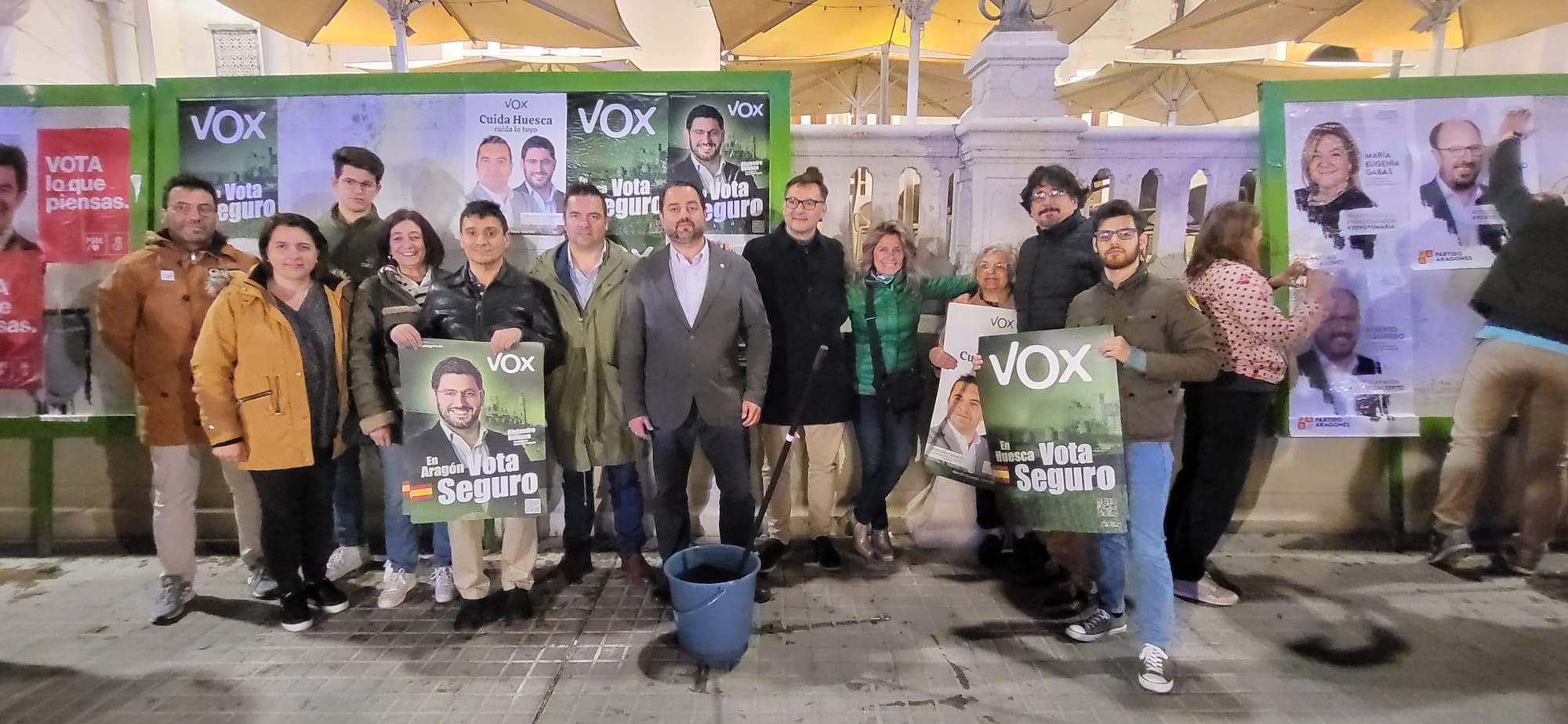 Miembros de VOX en la Plaza de Navarra