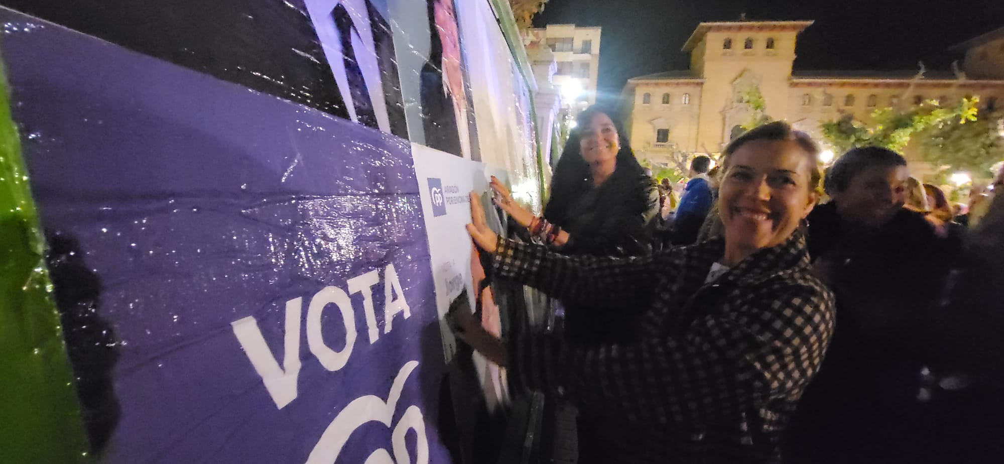 Lorena Orduna y Ana Alós pegan los primeros carteles del PP