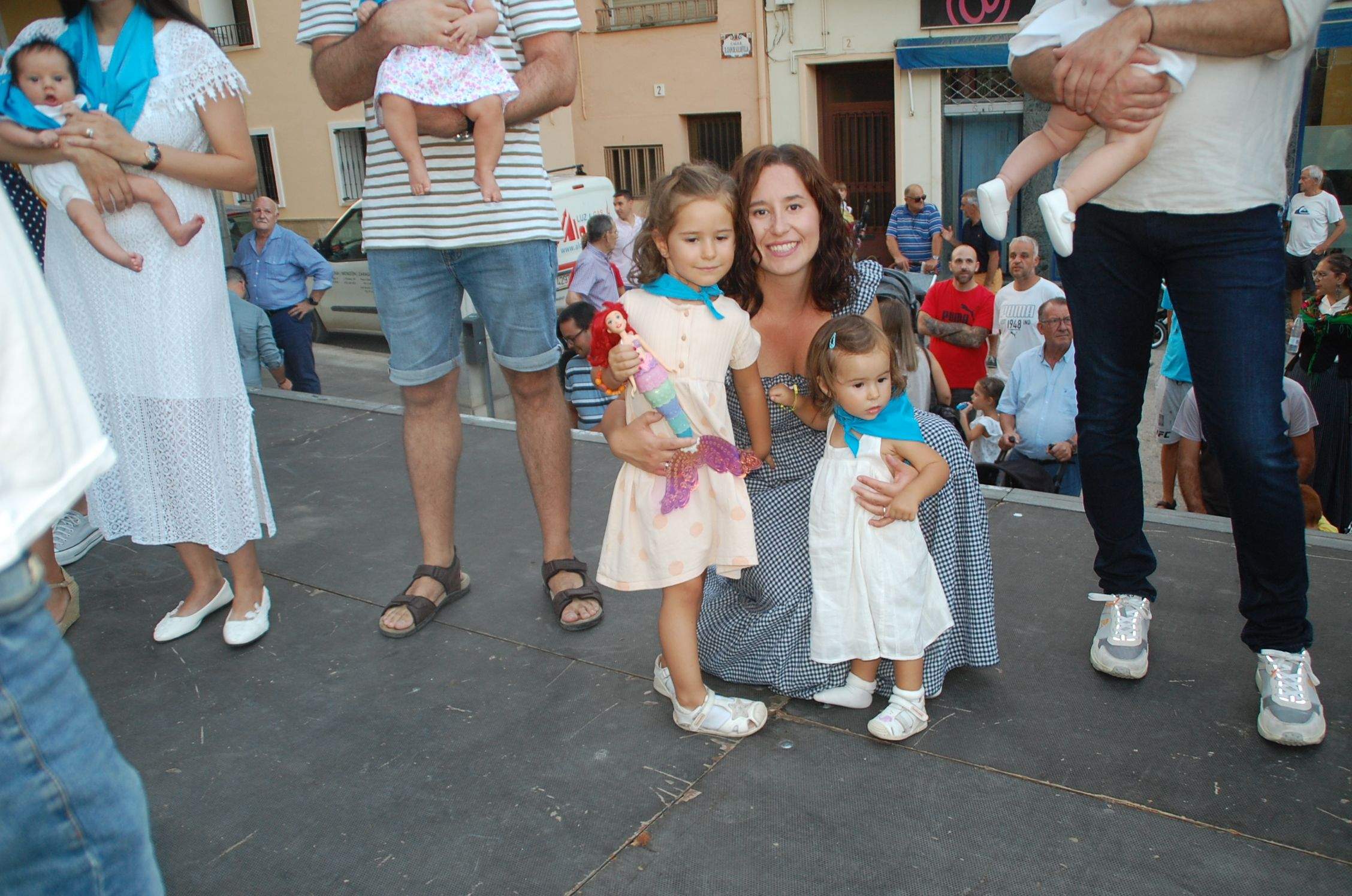 Los pequeños con sus primeras pañoletas de las fiestas de San Antolín (4)