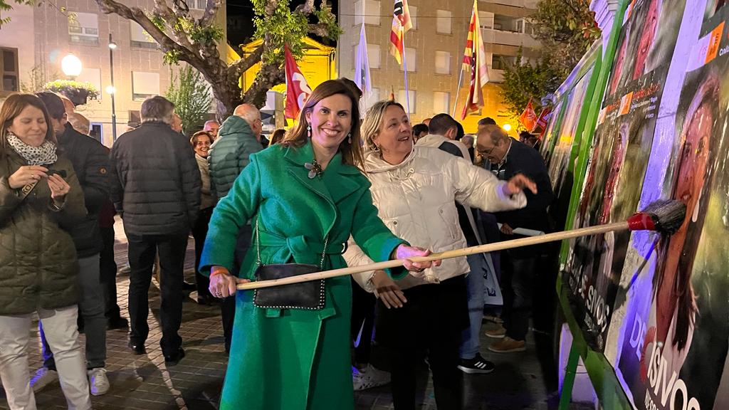 Las candidatas de Ciudadanos Tu Aragón Jara Bernués y Natalia Lascorz en la pegada de carteles.