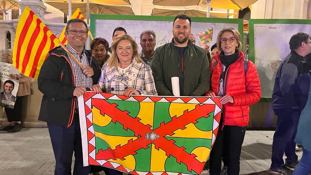 El equipo del PAR posa antes de la pegada de carteles.