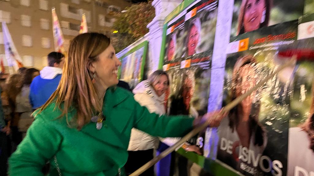 Jara Bernués, de Cs Tu Aragón, pega uno de los carteles. 