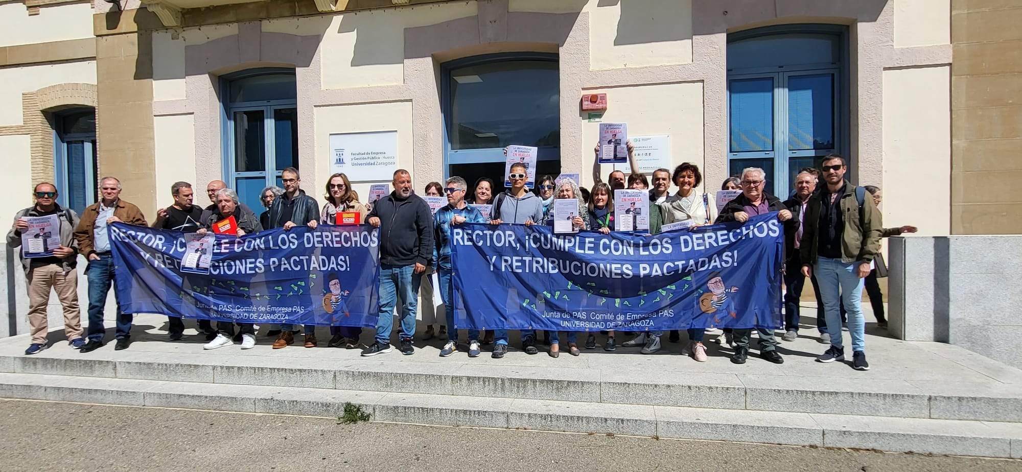 Concentración en la puerta de la Facultad de Empresa de la Universidad de Zaragoza en Huesca