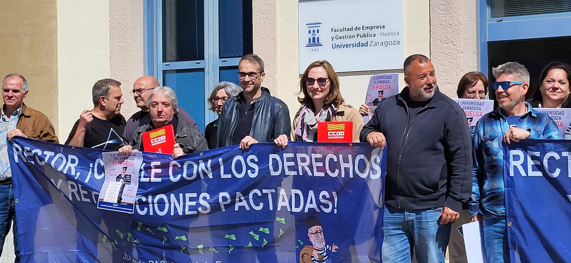 Concentración ante la Facultad de Empresa del Campus de Huesca