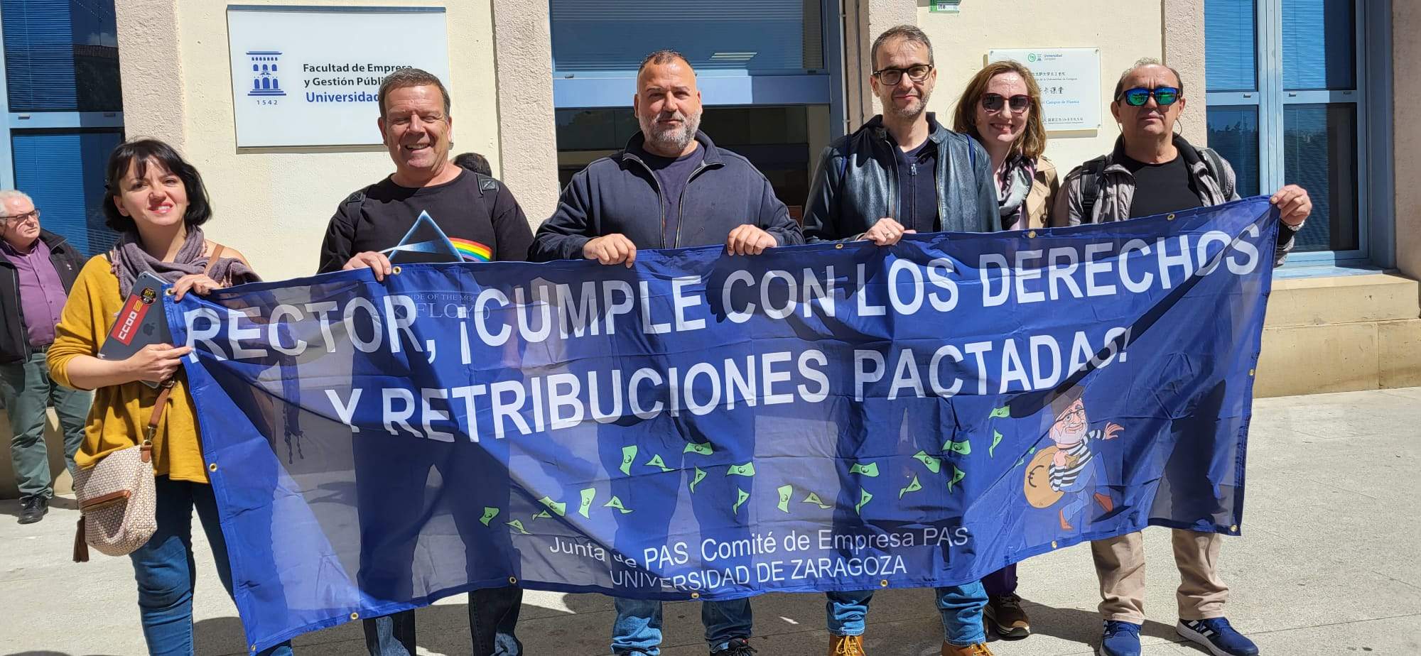 Concentración ante la Facultad de Empresa del Campus de Huesca