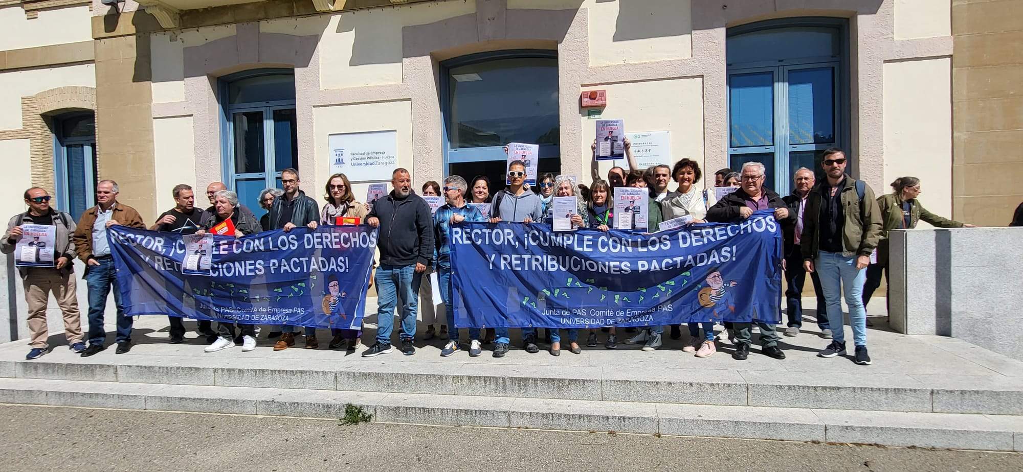 Concentración ante la Facultad de Empresa del Campus de Huesca