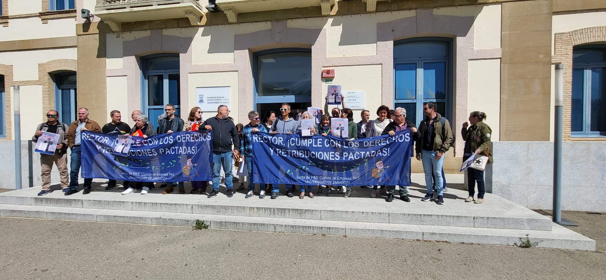 Concentración ante la Facultad de Empresa del Campus de Huesca
