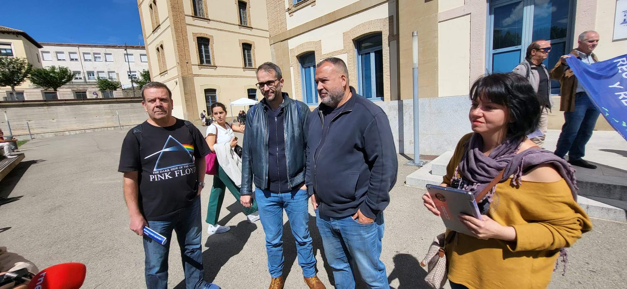 Concentración ante la Facultad de Empresa del Campus de Huesca
