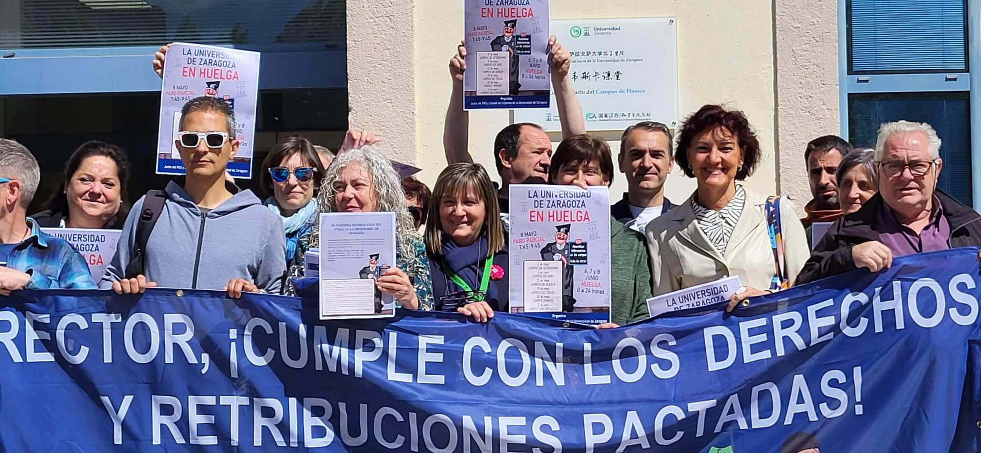 Concentración ante la Facultad de Empresa del Campus de Huesca