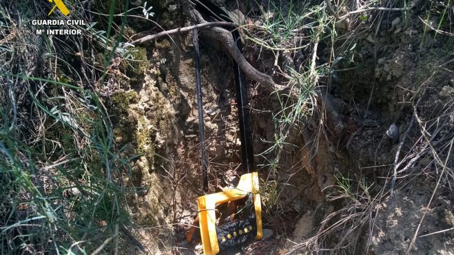 Utensilio utilizado por los detenidos para robar cable. Utensilio utilizado por los detenidos para robar cable.