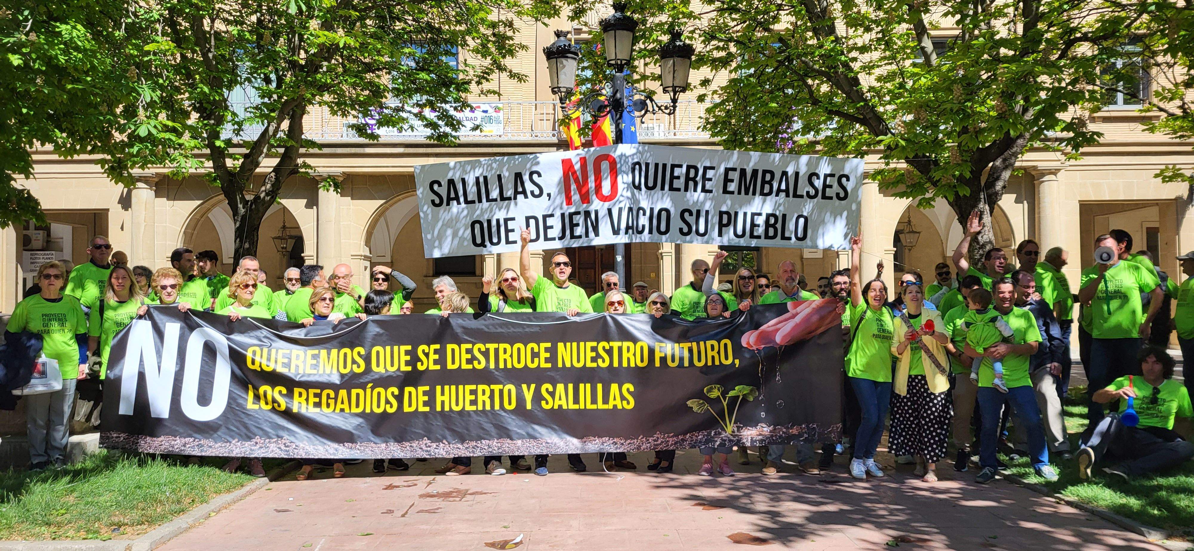 Concentración de vecinos de Salillas y Huerto ante la sede de la Subdelegación del Gobierno en Huesca.