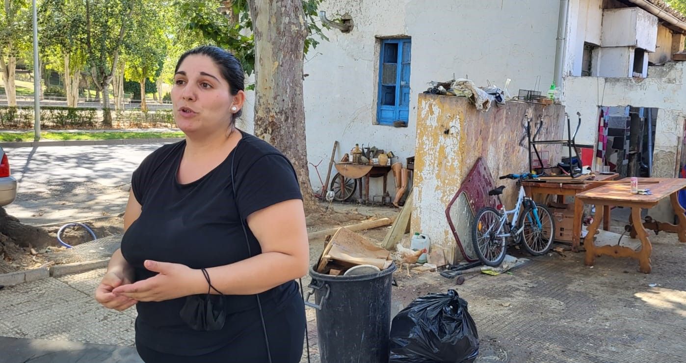 Rosa Fernández, junto a la casa expropiada en la que vive con su familia en el paseo Lucas Mallada. Rosa Fernández, junto a la casa expropiada en la que vive con su familia en el paseo Lucas Mallada.