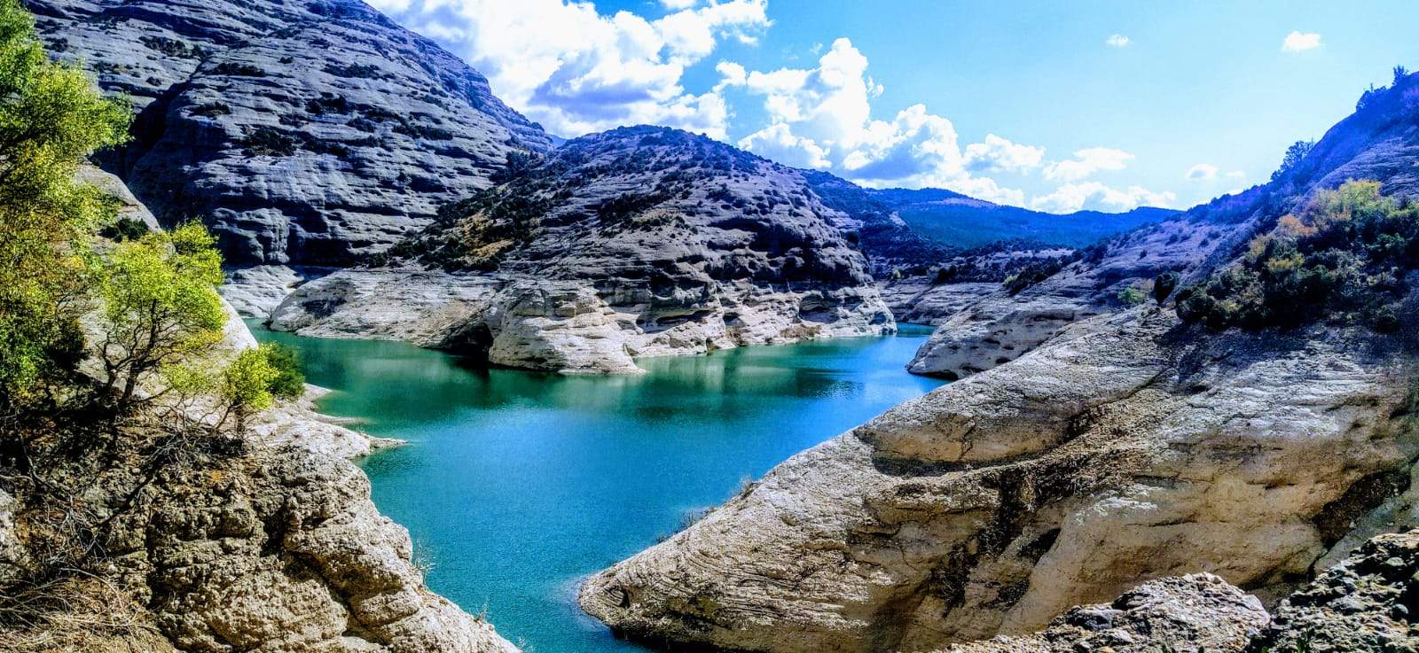 A su alrededor se alzan grandes conglomerados de piedra llamados mallos, y en conjunto se crea un espectacular paisaje. Foto Joaquín Santafé (4)