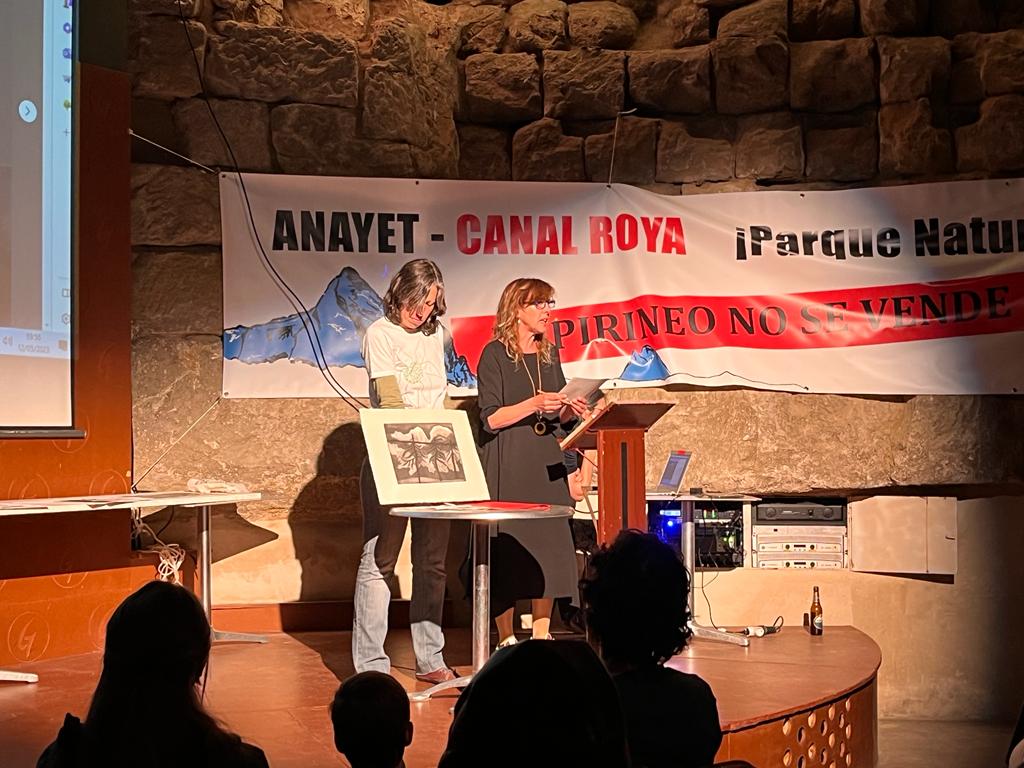 Beatriz Aísa con una de las obras subastadas junto a Amparo Nogués.