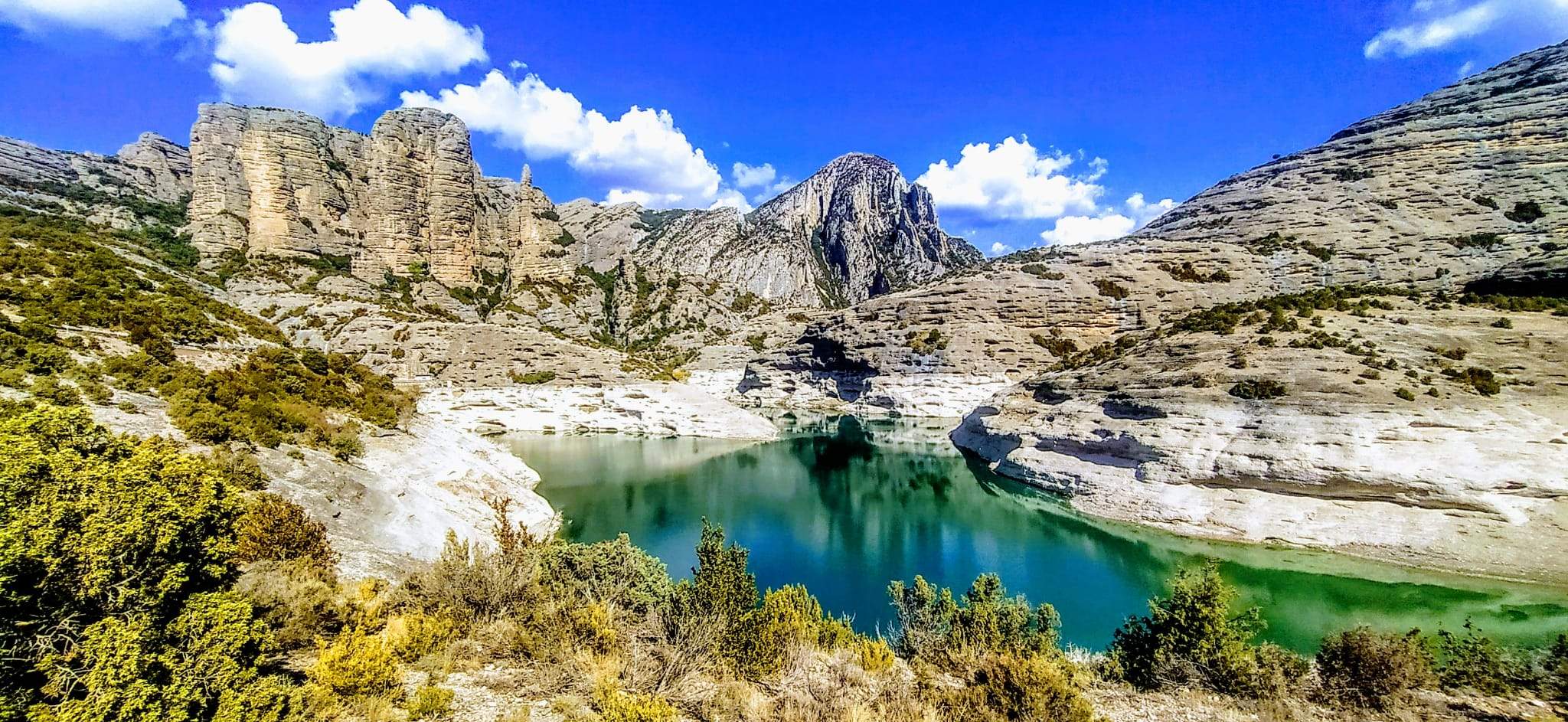 En el fondo del valle. aparece el majestuoso Tozal de Guara. Joaquín Santafé