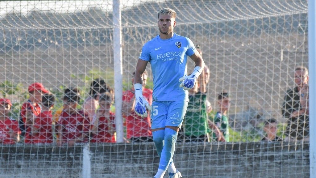 Álvaro Fernández, con el escudo del Huesca